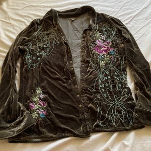 Like new, worn twice, needs an iron. Non smoking household.